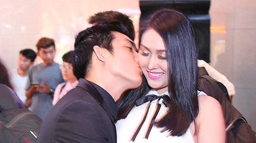 Vợ chồng Phi Thanh Vân tình tứ trên thảm đỏ.