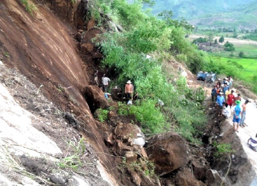 Hàng chục người đào bới đưa hai công nhân bị thương đi cấp cứu. Ảnh: Kh.Uyên.