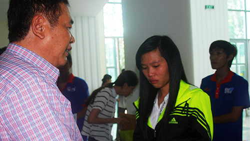 Vân Anh bật khóc khi không rút được phiếu điểm. Ảnh: Nguyễn Duy.