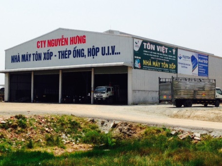 Xưởng cán tôn nơi anh Nam làm việc.