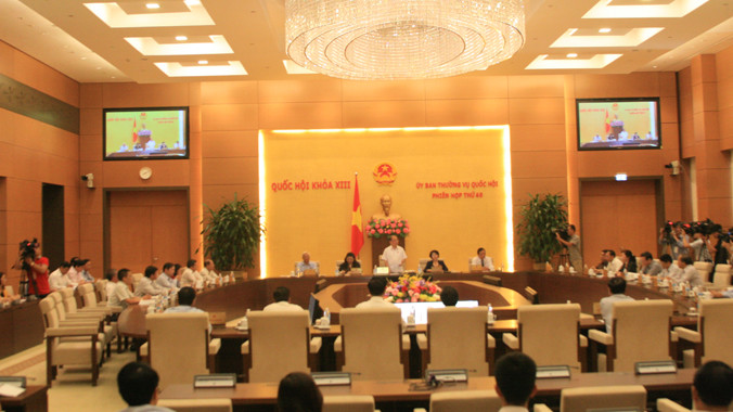 Ủy ban Thường vụ cho ý kiến về Dự thảo Luật hoạt động giám sát. Ảnh DN.