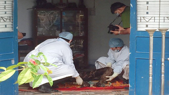 Công an đang khám nghiệm tử thi nghi do tự thiêu.