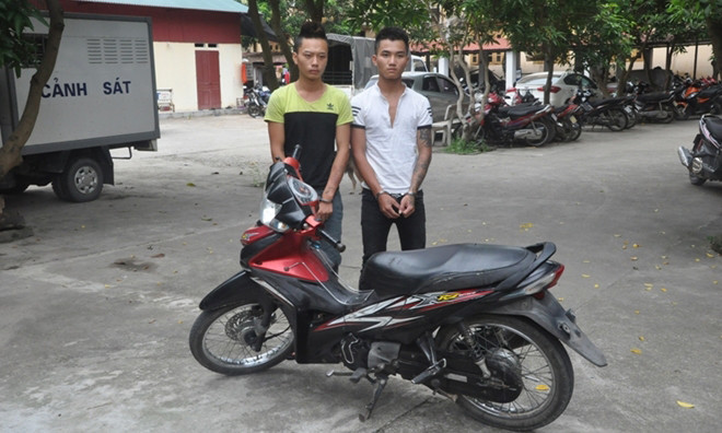 Đối tượng Hòa, Phương và xe máy cướp của nạn nhân.