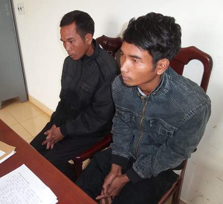 Hai đối tượng vô cớ đánh CSGT tại cơ quan công an. Ảnh cơ quan chức năng cung cấp