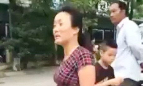 Người nhà bệnh nhân khóc khóc giãi bày sự việc. Ảnh cắt từ clip