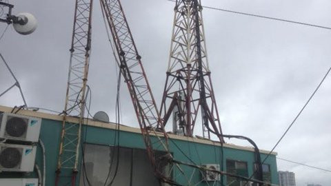 Hà Nội: Cột thu phát sóng đổ, 1 người chết