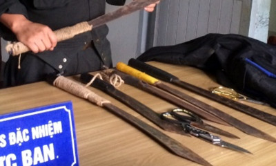 Số hung khí nguy hiểm được cảnh sát đặc nhiệm thu giữ. Ảnh: C.A