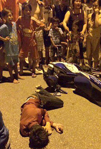 Tên cướp bị cô gái quật ngã. Ảnh: R.T