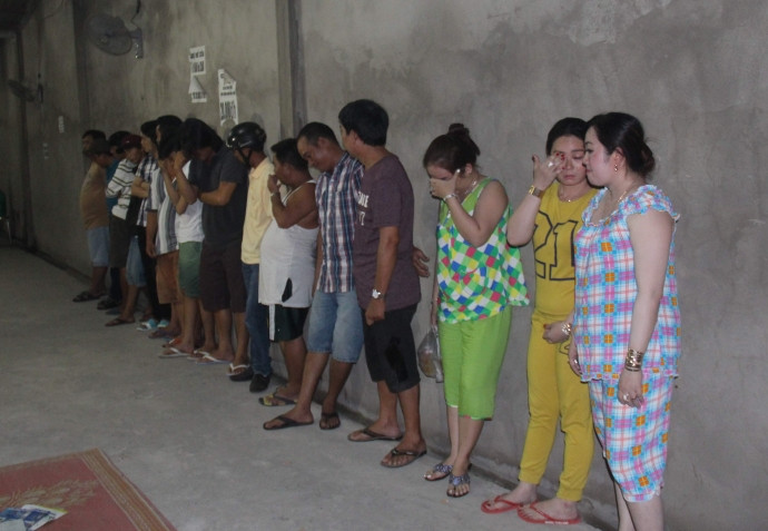 Các đối tượng tham gia đánh bạc bị công an bắt quả tang