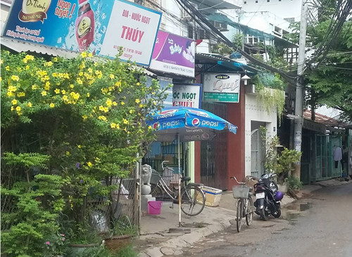 Bà Loan bị nhiều thương tích trong tiệm tạp hoá của gia đình. Ảnh: Hồ Nam