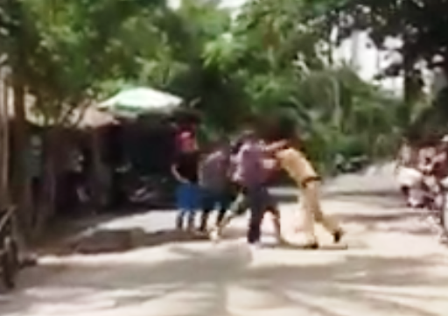 Hình ảnh 2 đối tượng đánh CSGT được người dân quay clip