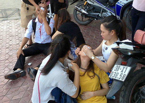 Chị Hằng cùng anh Đức bị thương sau khi bị nhóm của Hưng hành hung