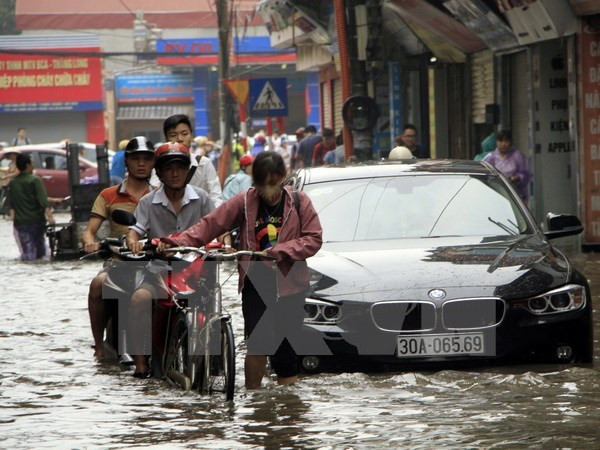 Tuyến phố Lương Thế Vinh (quận Thanh Xuân) ngập sâu trong nước. Ảnh: Hoàng Tuấn/TTXVN