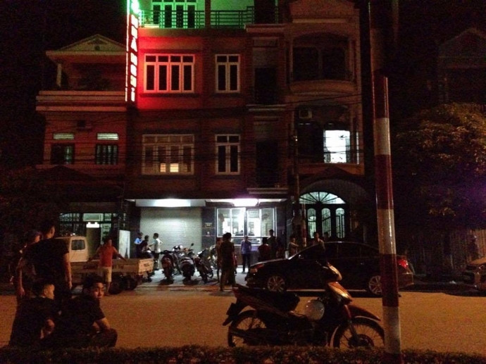 Vụ việc người đàn ông chết bất thường tại nhà nghỉ Thái Hiệp khiến nhiều người hiếu kỳ tới xem