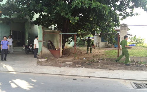 Cảnh sát tìm dầu vết trong căn nhà nạn nhân tử vong. Ảnh: Hải Hiếu