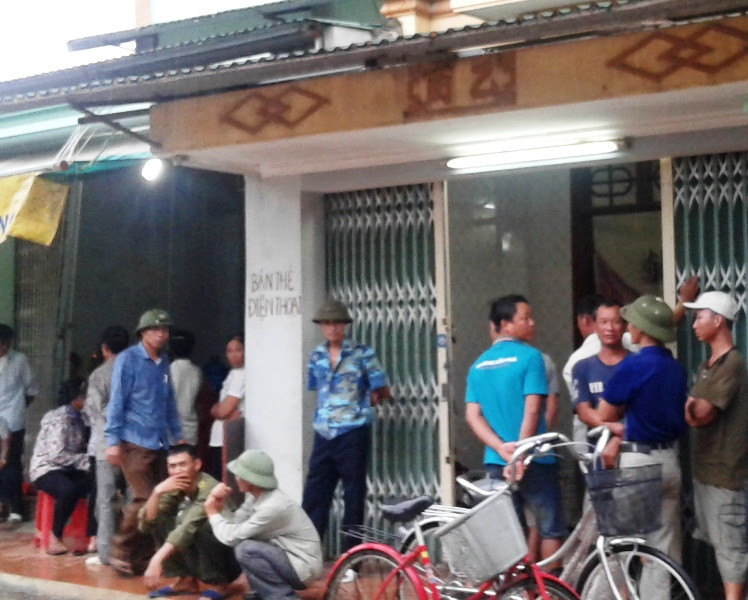 Bà con hàng xóm có mặt tại gia đình nạn nhân