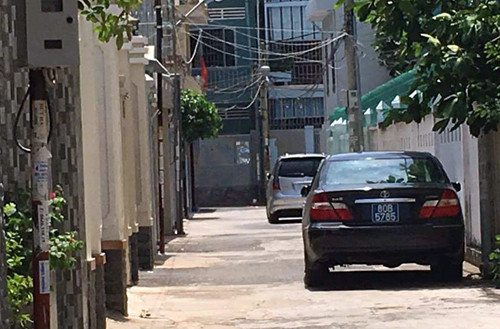 Xe Bộ Công an khám xét nhà các nghi can. Ảnh: VnExpress