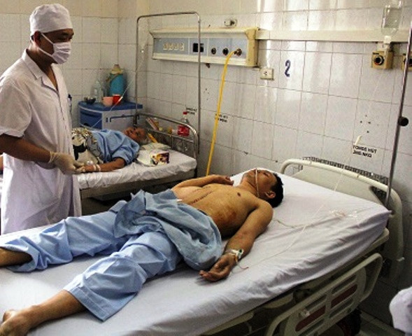 Bị đối tượng đâm trọng thương khiến Phó công an xã Thanh Thủy phải đi cấp cứu trong tình trạng nguy kịch