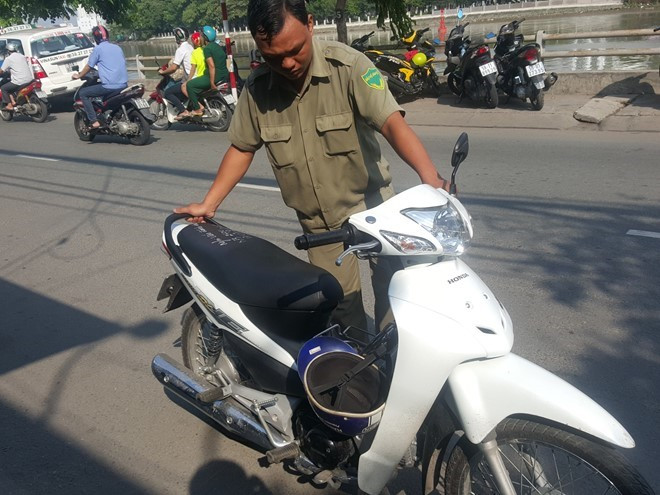 Lực lượng chức năng thu được xe máy của nạn nhân. Ảnh: T.L.