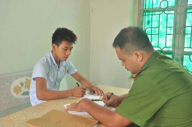 Công an lấy lời khai của nghi phạm Lại Thế Dương