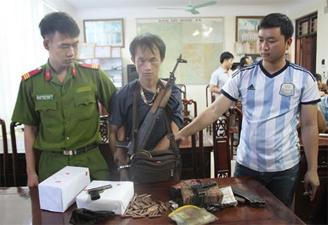 Đối tượng Và Bá Pó cùng số ma túy và vũ khí quân dụng bị bắt tại Cơ quan Công an