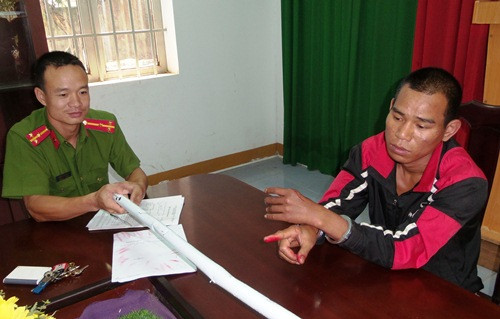 Đối tượng Thanh cùng tang vật tại cơ quan công an