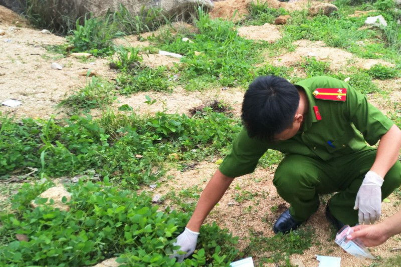 Công an khám nghiệm hiện trường nơi ông Thịnh bị bắn