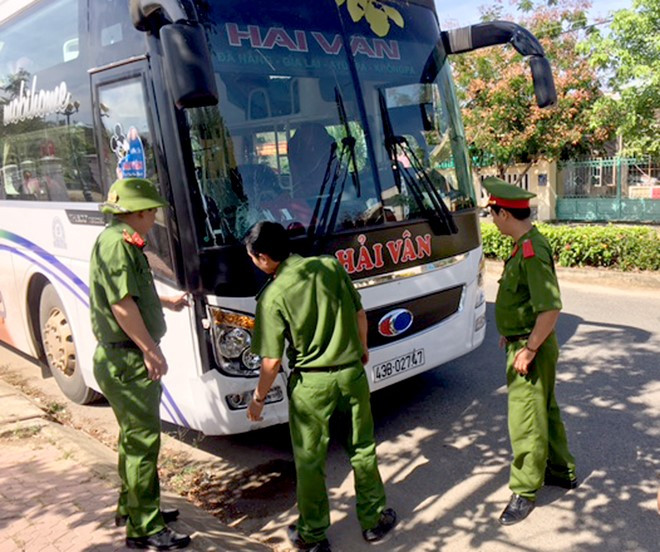 Công an khám nghiệm xe khách giường nằm Hải Vân gây tai nạn. Ảnh: C.X.