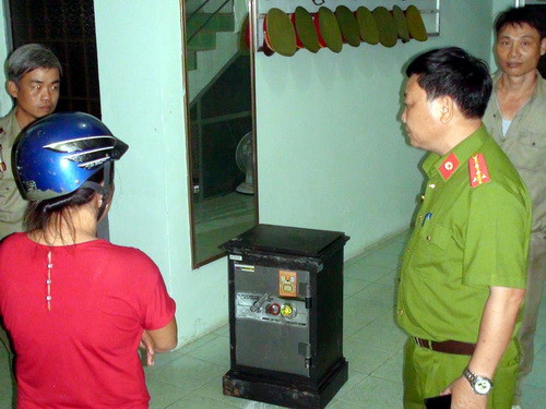 Két sắt được cảnh sát thu giữ sáng nay. Ảnh: Thái Hà