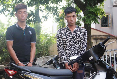 Bắc (áo đen) và Thế cùng phương tiện gây án và tang vật của vụ án