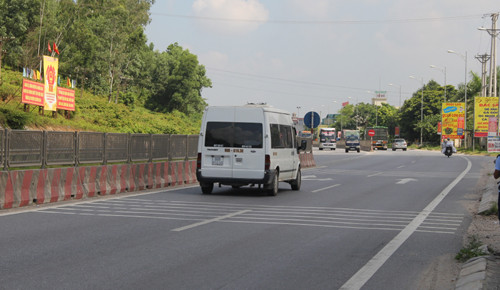 Giằng co khoảng 50 m, ông Tuấn bị tên cẩu tặc sát hại trên mặt đường 1A. Ảnh: Lê Hoàng