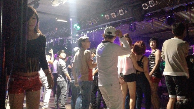 Nam thanh, nữ tú lắc lư theo điệu nhạc