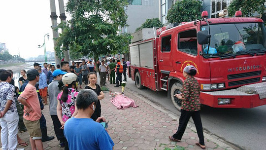 Thi thể nạn nhân được đưa lên bờ 