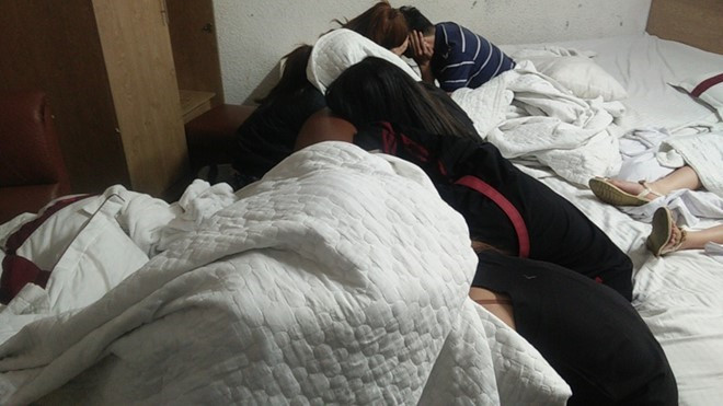 Nhóm thanh niên bị phát hiện phê ma túy đá trong khách sạn. Ảnh: K.T