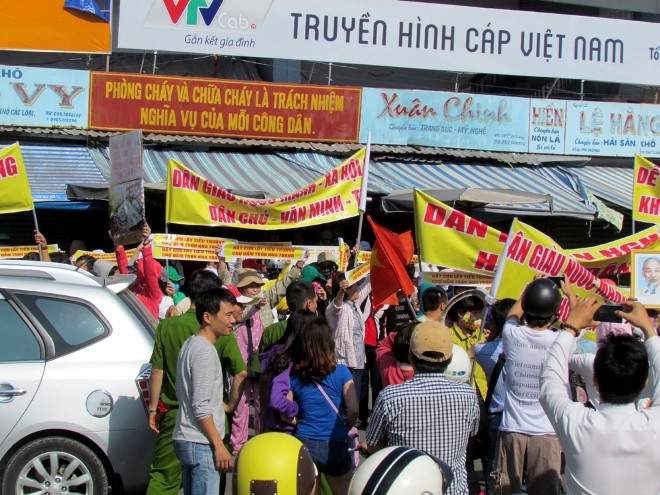 Bị o ép, tiểu thương Chợ Đầm bãi thị?