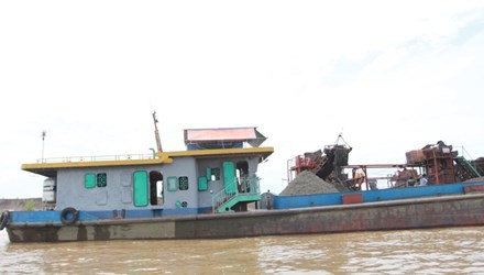 Cát tặc trên sông Hồng. Ảnh: Minh Đức
