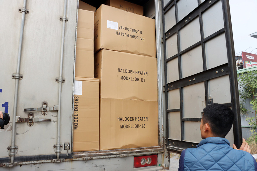 Hải quan mở kiểm tra xe tải chở đèn sưởi nghi giả nhãn hiệu HITACHI, NOVA