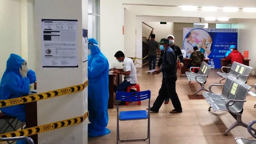 CDC Gia Lai test nhanh COVID-19 cho người dân