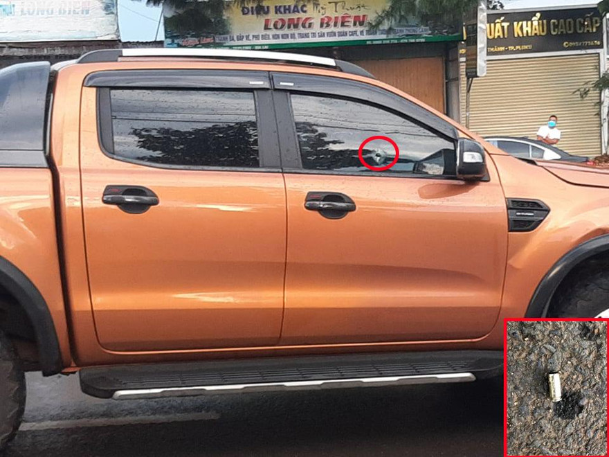Vết đạn bắn trên kính phụ trước xe bán tải, vỏ đạn ở hiện trường (ảnh nhỏ)