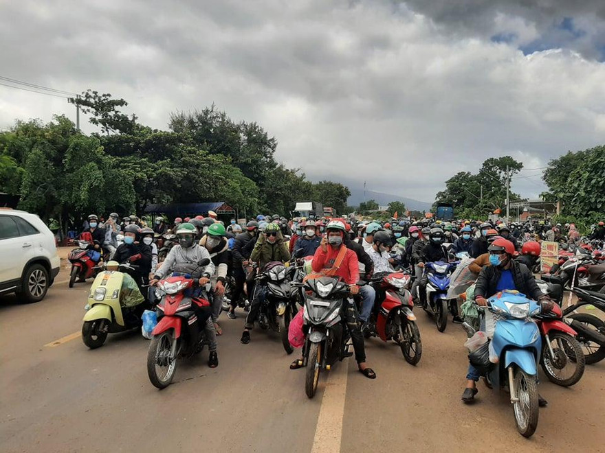 Hàng trăm người dân từ TP.HCM và các tỉnh phía Nam về/qua Gia Lai sáng 27/7. Ảnh: Đình Văn