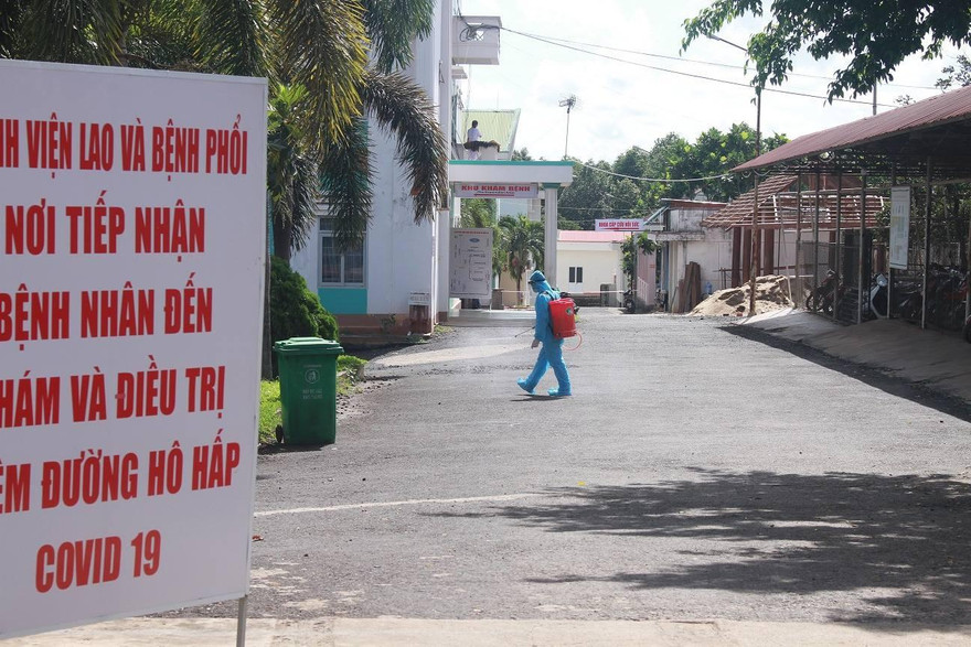 Lực lượng Y tế phun khử khuẩn Bệnh viện lao và bệnh phổi Đắk Lắk