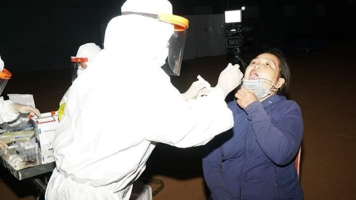 Ngành Y tế Đắk Lắk khẩn trương lấy mẫu xét nghiệm COVID-19 tại buôn Kwang A