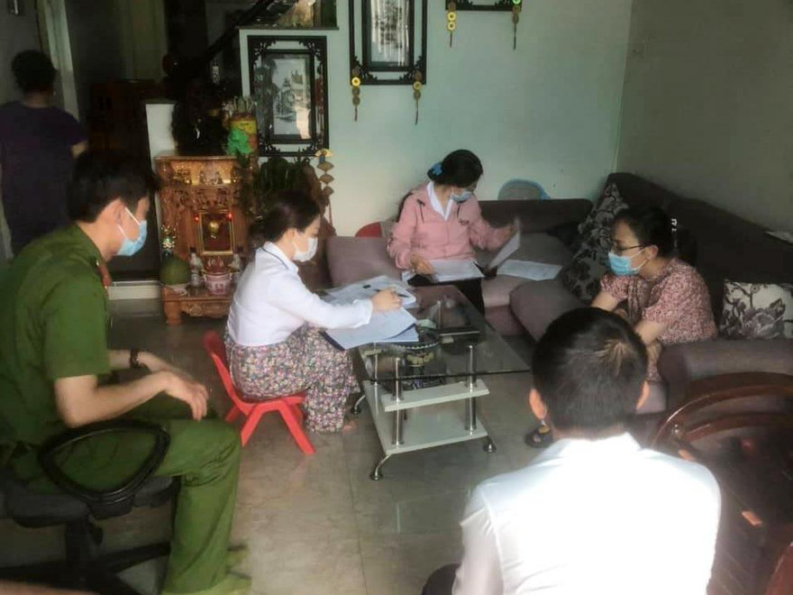 Phường Hoa Lư lập biên bản vi phạm bà Anh (thứ 2, bìa phải). Ảnh Cán bộ cung cấp