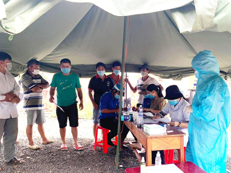 Ngành Y tế Đắk Nông lấy mẫu xét nghiệm các trường hợp liên quan đến ca mắc COVID-19