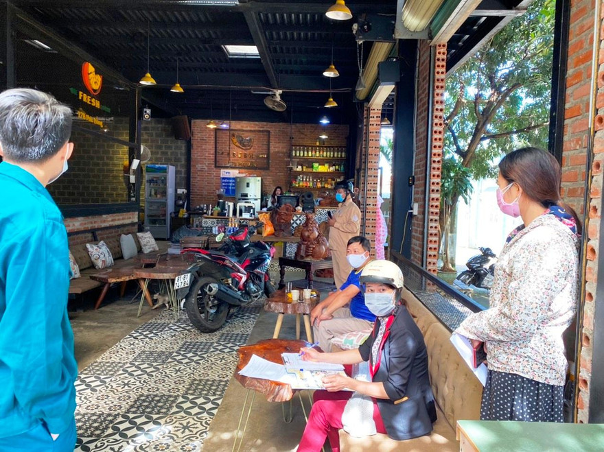 Quán cà phê The Fresh Coffee mở bán cho khách trong lúc giãn cách xã hội