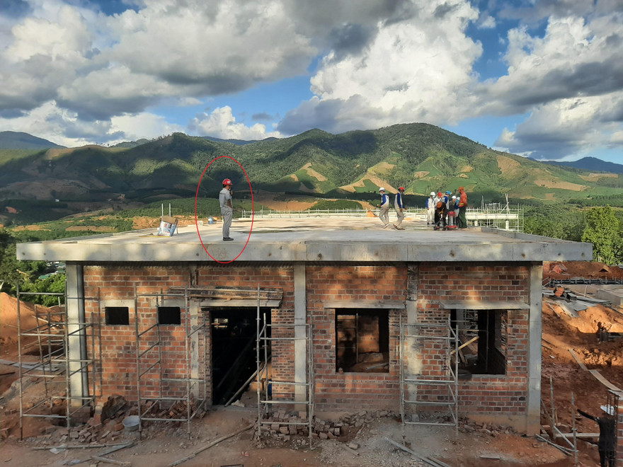 Lao động Trung Quốc làm việc tại các dự án điện gió ở Kon Tum. Ảnh: Đình Văn