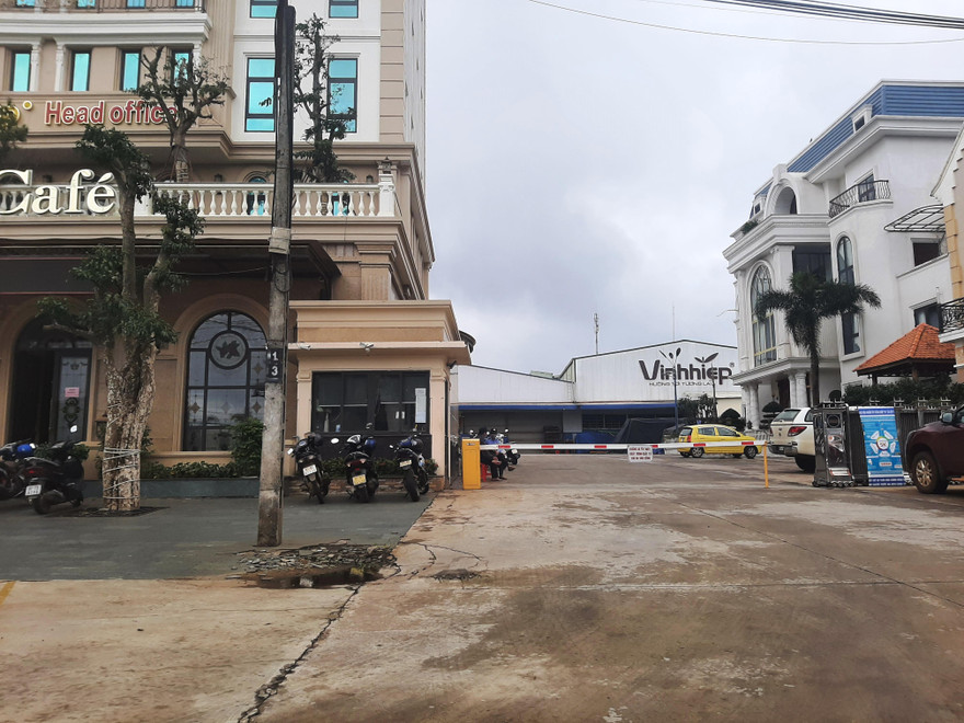 Công ty Vĩnh Hiệp bị kẻ trộm phá ké sắt. Ảnh: Đình Văn