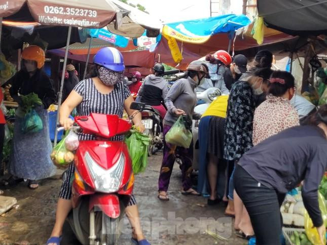 Người dân ở TP.Buôn Ma Thuột đổ xô đi chợ chiều 23/7 trước khi có lệnh giãn cách theo Chỉ thị 16 từ 0h ngày 24/7