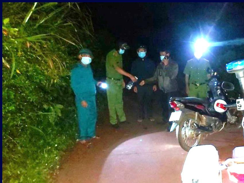Lực lượng chức năng phát hiện nam thanh niên băng rẫy vào khu vực cách ly thăm người yêu 