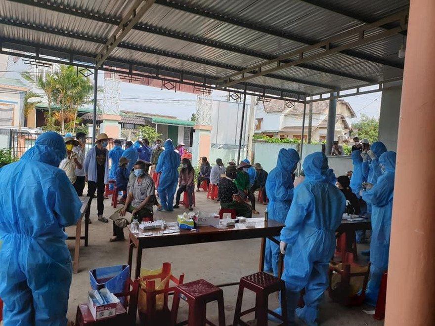 Ngành Y tế Đắk Lắk lấy mẫu xét nghiệm hàng trăm người liên quan đến ca mắc COVID-19